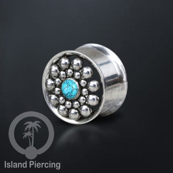 Anting tunnel Piercing stainless warna silver dengan dekorasiturquoise dan kerang laut