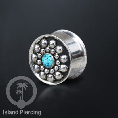 Anting tunnel Piercing stainless warna silver dengan dekorasiturquoise dan kerang laut