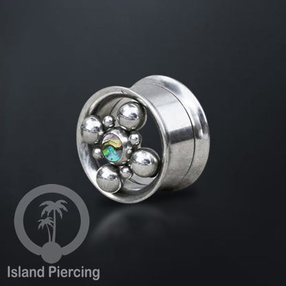 Anting tunnel Piercing stainless warna silver dengan dekorasiturquoise dan kerang laut