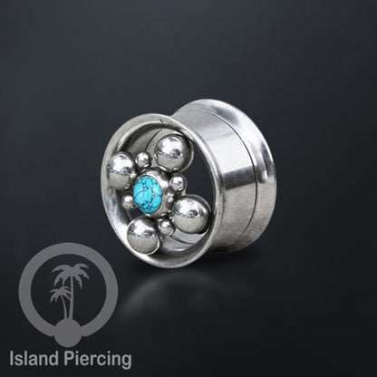 Anting tunnel Piercing stainless warna silver dengan dekorasiturquoise dan kerang laut