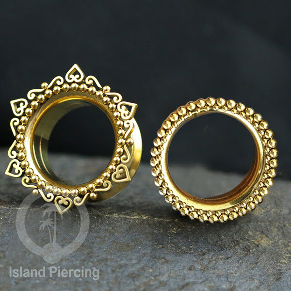 Anting Tunnel Piercing Stainless warna gold dengan dekorasi Hati dan Bola