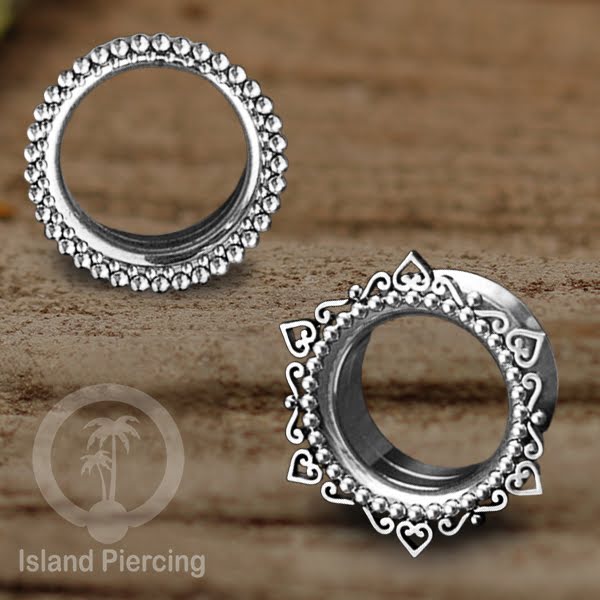 Anting Tunnel Piercing Stainless warna silver dengan dekorasi Hati dan Bola