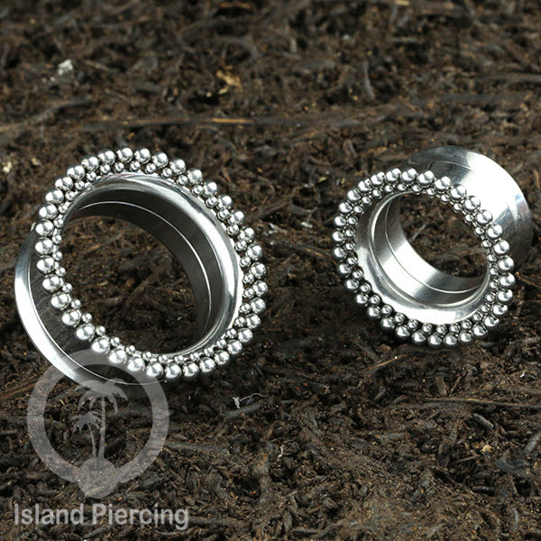 Anting Tunnel Piercing Stainless warna silver dengan dekorasi Hati dan Bola
