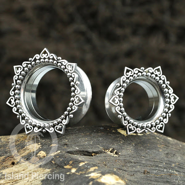 Anting Tunnel Piercing Stainless warna silver dengan dekorasi Hati dan Bola