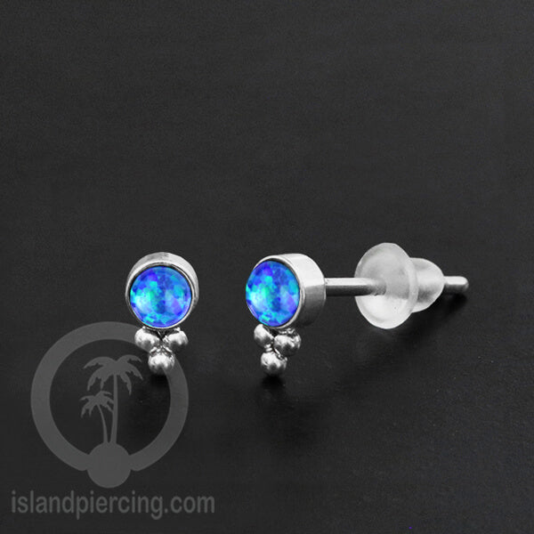 Anting Stud Stainless Earring warna silver dengan batu Opal Biru dan Putih