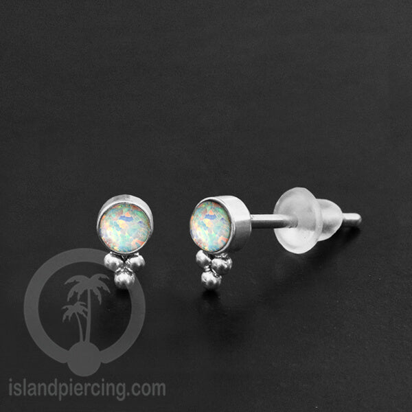 Anting Stud Stainless Earring warna silver dengan batu Opal Biru dan Putih