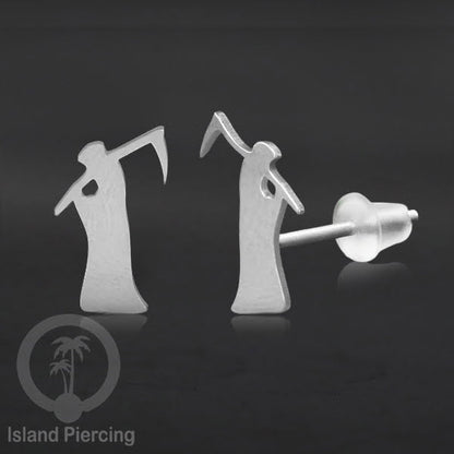 Anting Stud Stainless warna silver design serum Halloween model Tengkorak, Peti, Sihir