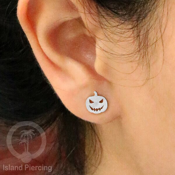 Anting Stud Stainless warna silver design serum Halloween model Tengkorak, Peti, Sihir