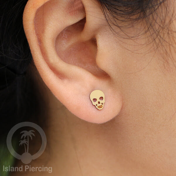 Anting Stud Stainless warna gold design serum Halloween model Tengkorak, Peti, Sihir
