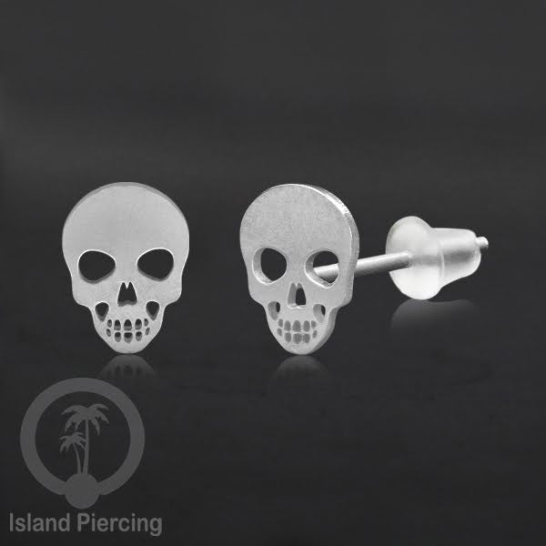 Anting Stud Stainless warna silver design serum Halloween model Tengkorak, Peti, Sihir