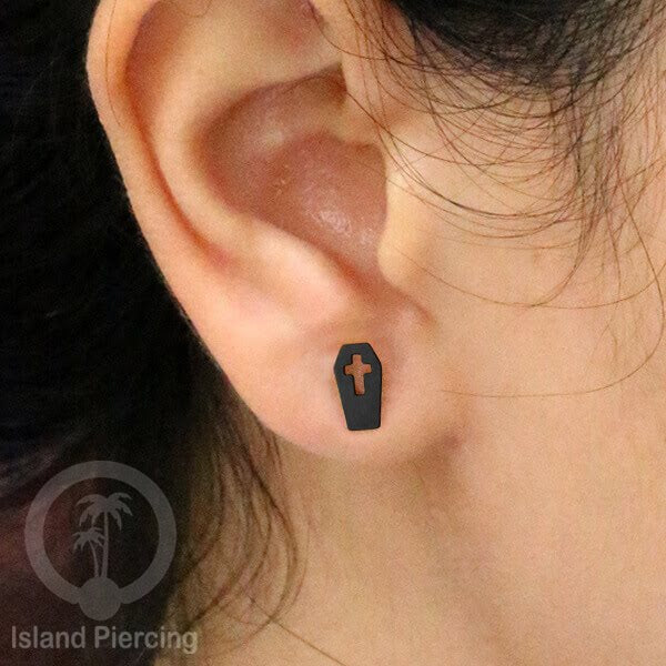 Anting Stud Stainless warna hitam design serum Halloween model Tengkorak, Peti, Sihir